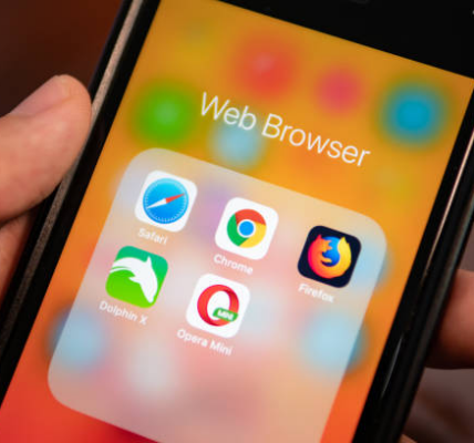 Человек с iPhone показывает папку с приложениями веб-браузера, включая Safari, Chrome, Firefox, Dolphin и Opera Mini.