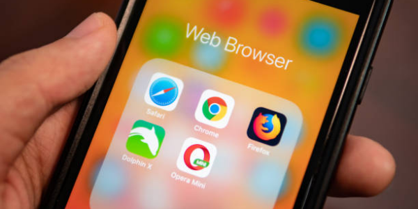 Человек с iPhone показывает папку с приложениями веб-браузера, включая Safari, Chrome, Firefox, Dolphin и Opera Mini.